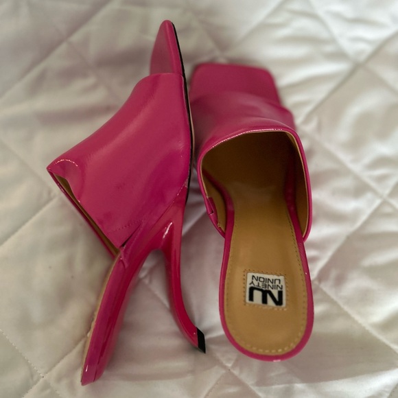 Fuchsia open toe pumps with split heel. - Picture 2 of 5